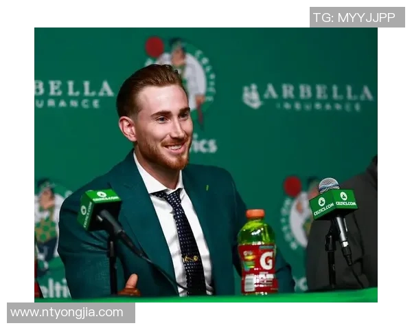 足球明星女友奢华游艇度假照片曝光尽显魅力与风采 足球明星女友奢华游艇度假照片曝光尽显魅力与风采